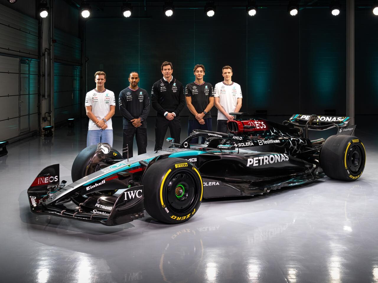 メルセデスがF1ニューマシン「W15 Eパフォーマンス」を公開。シルバーアローのボディカラーが復活【2024 F1プレビュー】