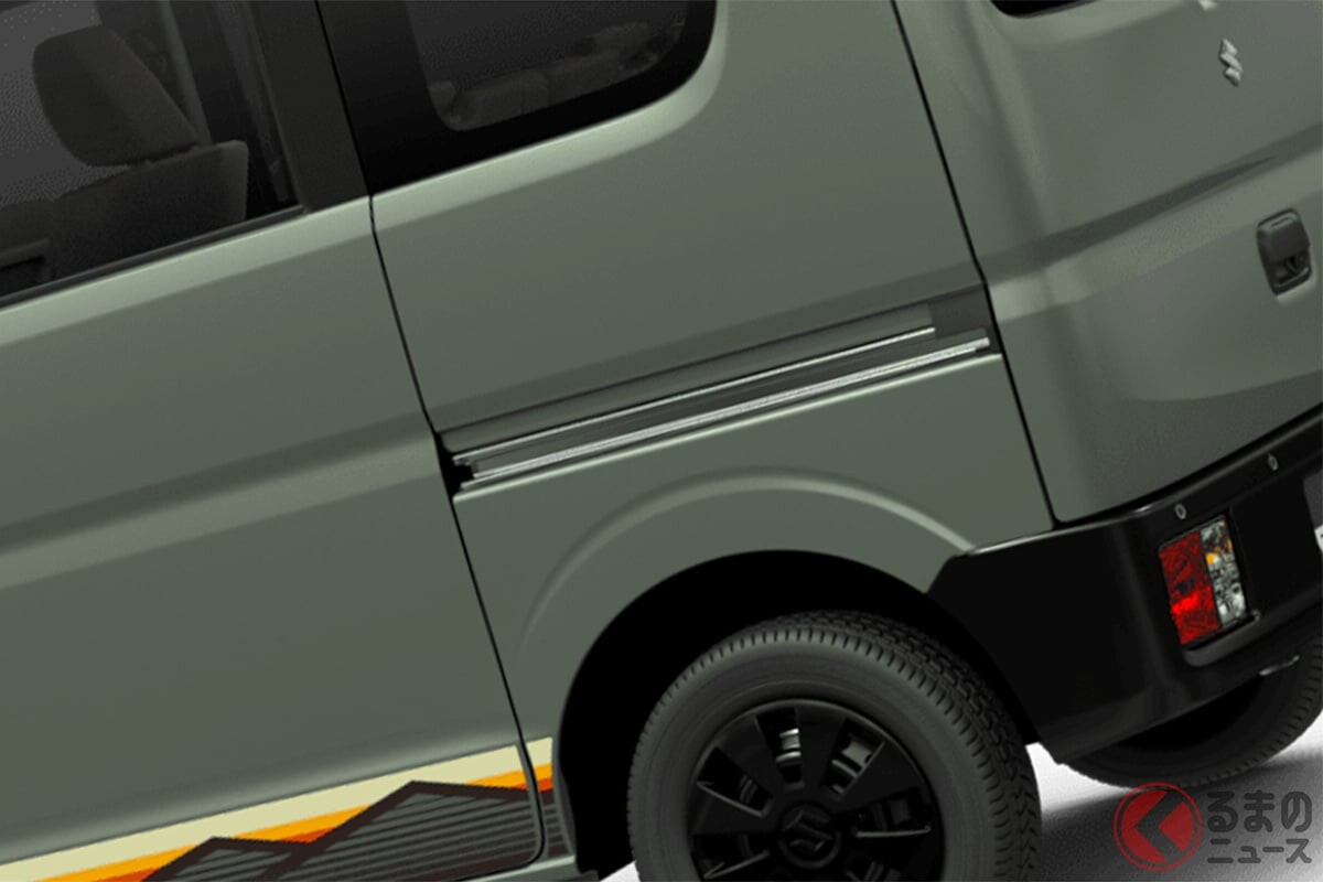 スズキ新「エブリイ」実車公開へ！ 斬新「ブラック仕立て」＆“専用装備”がイイ！ 画期的な「両側パワースライドドア」も魅力！ “四駆”もありのターボモデル「Jリミテッド」フィールドスタイルエキスポ2025に登場！