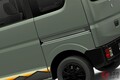 スズキ新「エブリイ」実車公開へ！ 斬新「ブラック仕立て」＆“専用装備”がイイ！ 画期的な「両側パワースライドドア」も魅力！ “四駆”もありのターボモデル「Jリミテッド」フィールドスタイルエキスポ2025に登場！