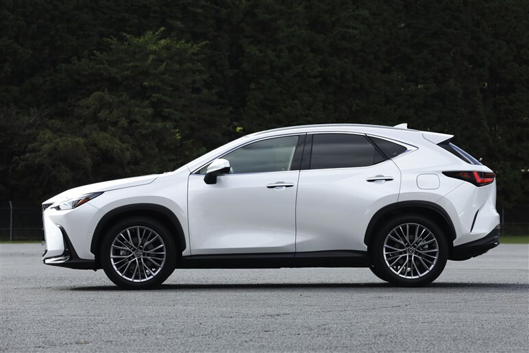 新型レクサス「NX」発表。何が変わった？　PHV、新開発ターボ、14インチディスプレイなど見どころ満載