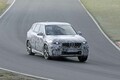 【スクープ】BMW X1次期型、ニュルの高速テストを開始、フルEVにPHEVなど電動化へシフト！