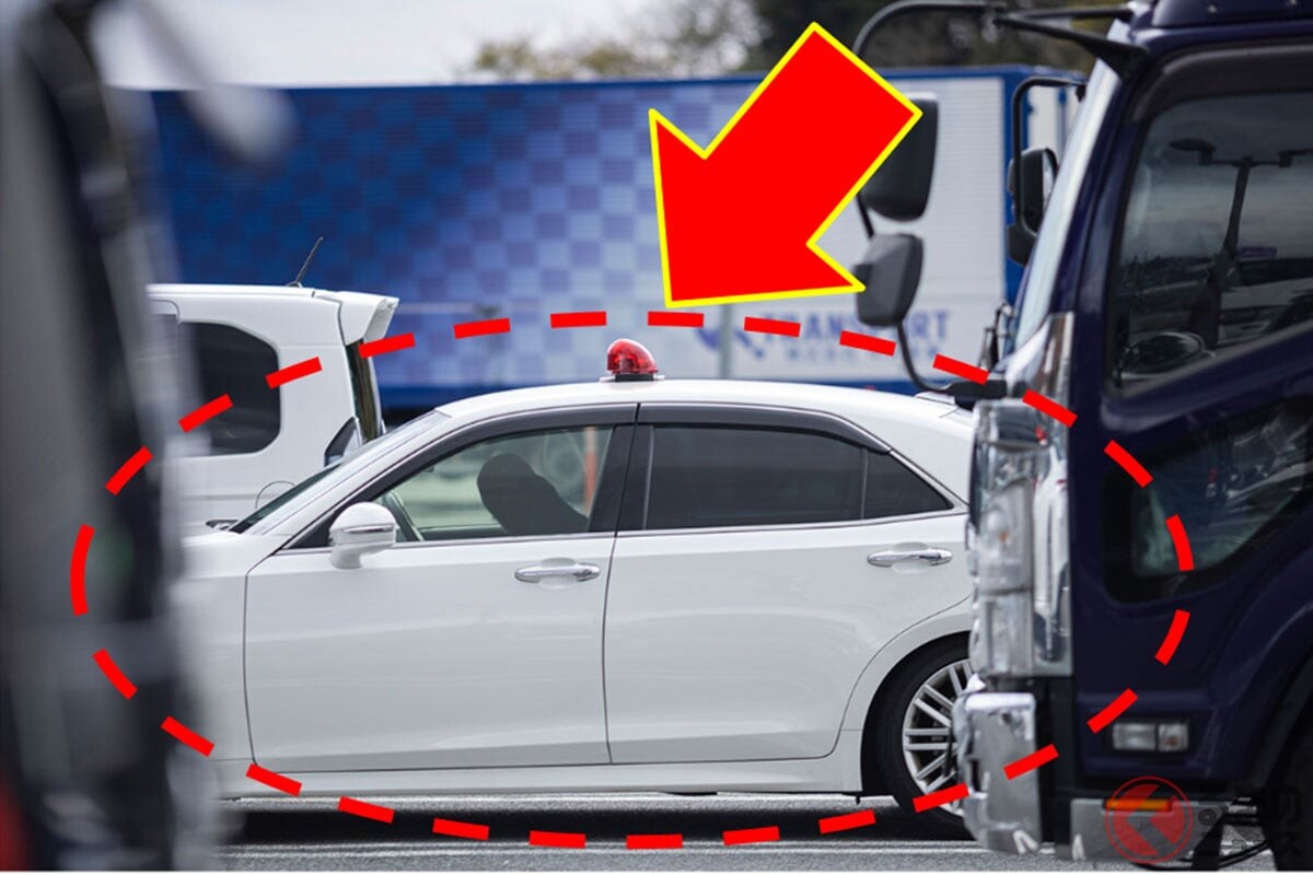 密かに隠れてる「覆面パトカー」どう見分ける？ ポイントは「青い男2人組」と「走り方」!? 「交通取締り車両」を“見分ける”方法とは