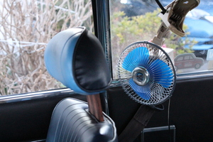 真夏の炎天下に旧車でドライブは自殺行為!?   扇風機では通用しない「酷暑」の乗り越え方とは
