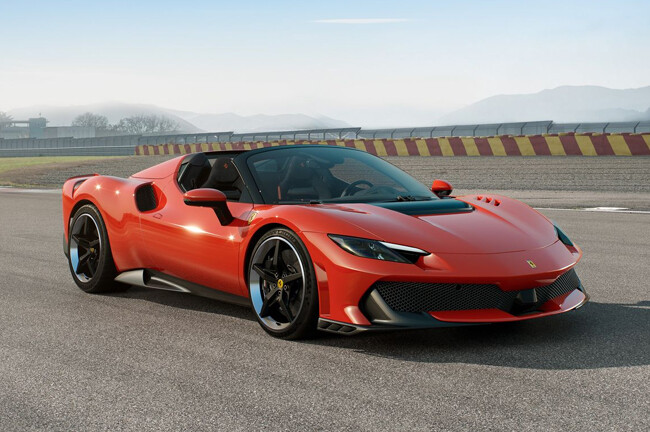 フェラーリ296のハイパフォーマンスバージョン「296スペチアーレ」はオープントップモデルも選択できる！