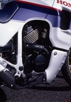 初代トランザルプ600V【1987年新車時試乗レポート】パリダカマシンの設計思想を受け継いだオン／オフツアラー