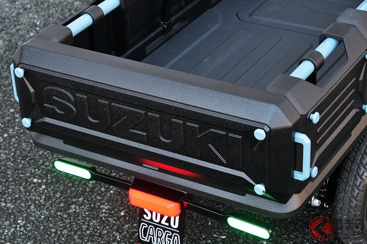 スズキの「1人乗り“ミニ軽トラ”!?」がスゴい!? 免許不要で高齢者にもちょうどいい！ 斬新「コンパクト四輪」だけどパワフル「最大積載量30kg」実現！ 新開発の「SUZU-CARGO」のスゴさとは