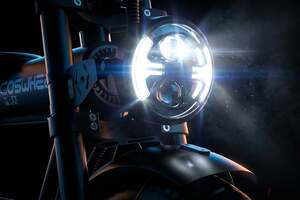 特定原付区分として日本初 “カメラ内蔵の大画面ディスプレイ”搭載!? 最長航続距離150キロ走行を実現した免許不要で乗れる「コスウェルミライジー」ってどんなモデル？