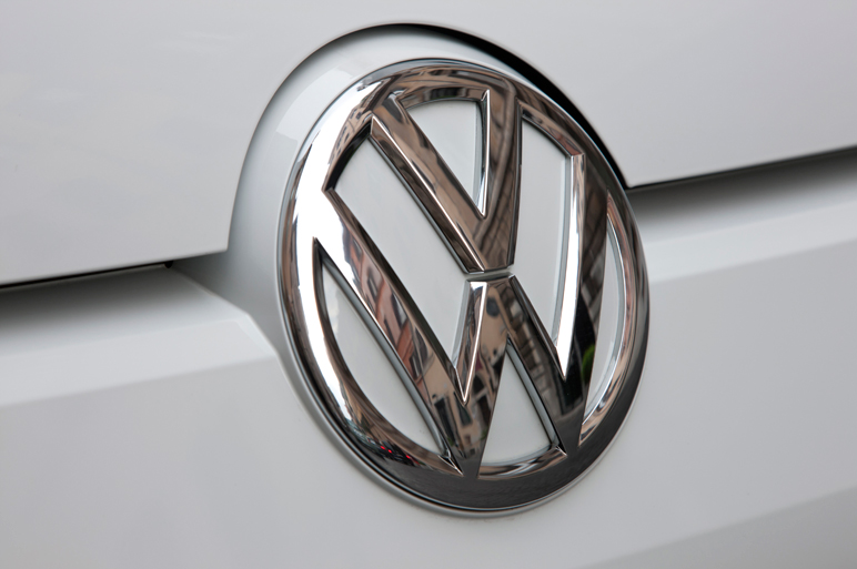 VWの新型Aセグ、up!　ローマの石畳を走る