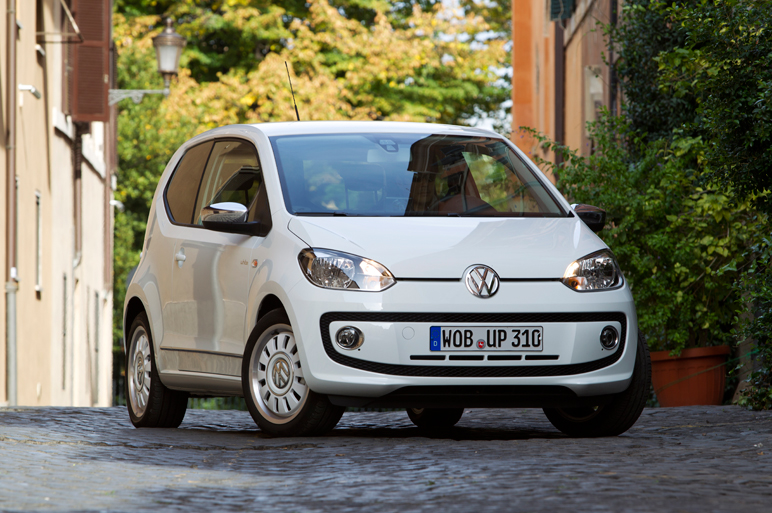 VWの新型Aセグ、up!　ローマの石畳を走る