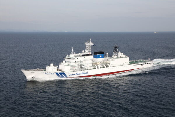 海保「巨大巡視船」の訓練中に偶然撮影された“奇跡の光景”が公開 ヘリが上空から捉える