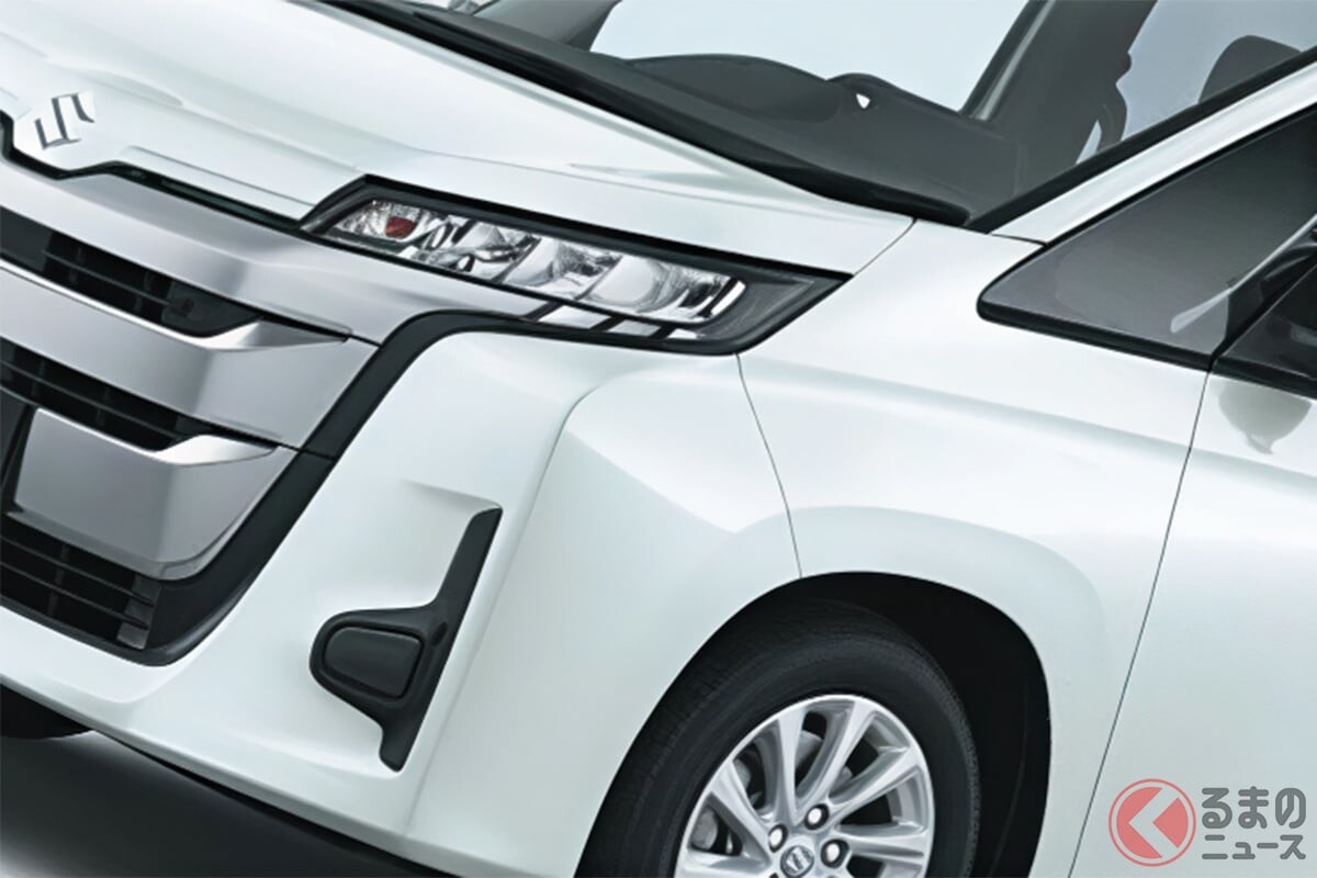 スズキ新「“3列7人乗り”ミニバン」登場！ 「リッター22キロ」の低燃費＆便利な“両側パワースライドドア”標準装備の「4WD仕様」！ 全長4.7m“ちょうどいい”サイズの「ランディ」最高級モデルとは？