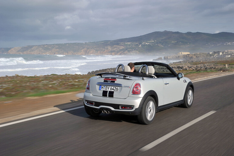 MINIロードスター、雨の日以外はオープンで！