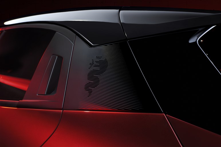 【ミニも驚く目立ち度】アルファの小型SUV「ミラノ」世界公開！ 500万円級でLBXもライバル