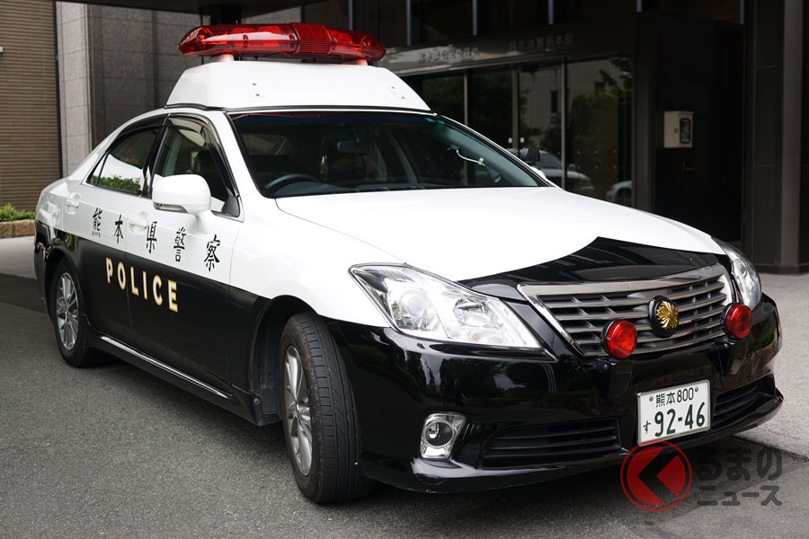 えっ…！ なぜパトカーに「手書き文字」を採用？ 全国的に珍しい字体の「熊本県警」が誕生した背景… 現在も採用続く？