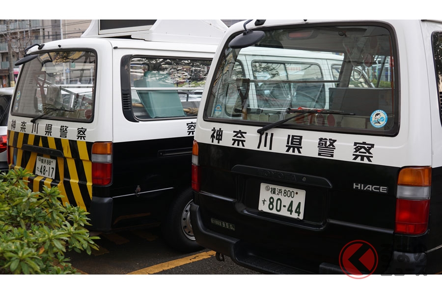えっ…！ なぜパトカーに「手書き文字」を採用？ 全国的に珍しい字体の「熊本県警」が誕生した背景… 現在も採用続く？