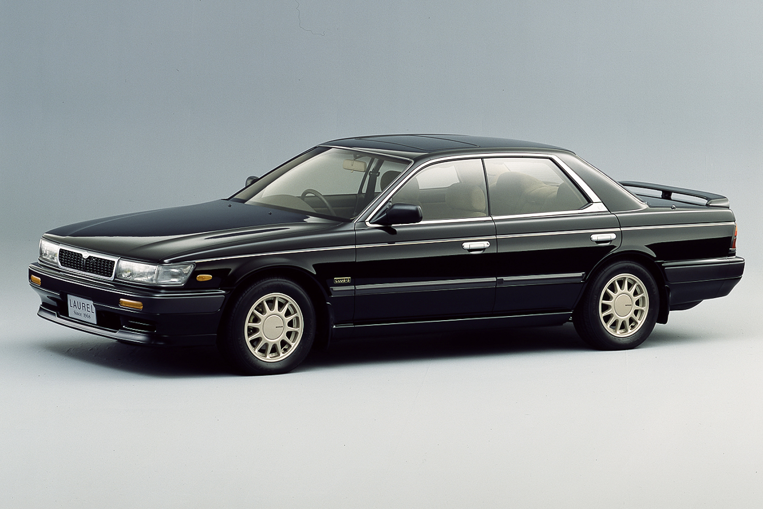 旧車 NISSAN C30 ローレル フェンダーネーム 45年