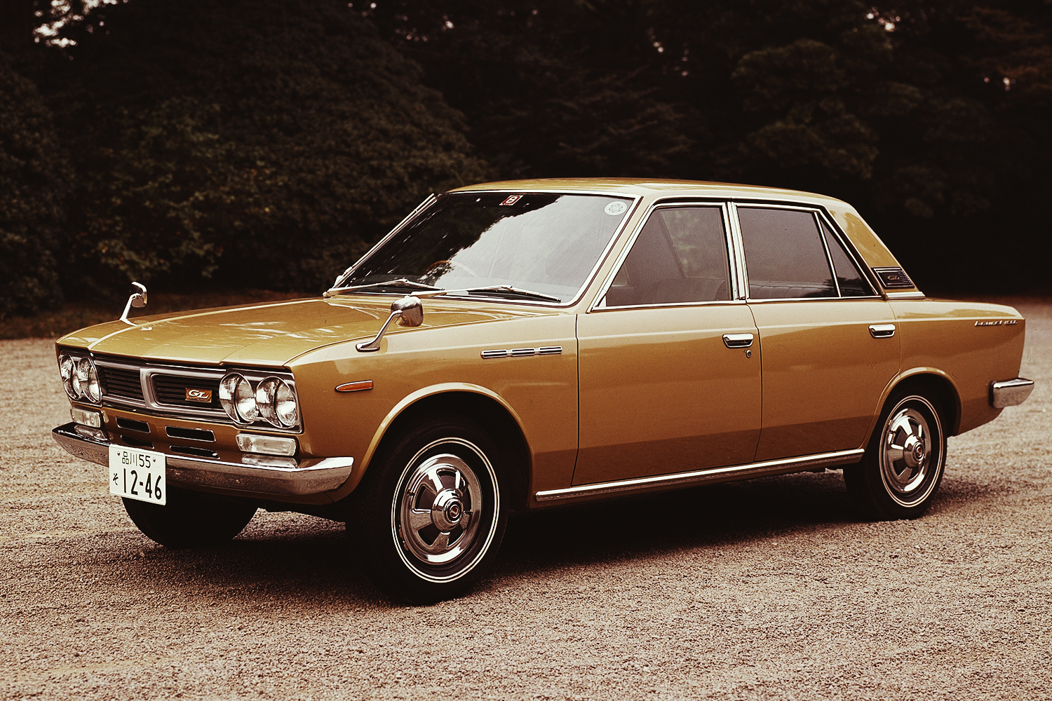 旧車 NISSAN C30 ローレル フェンダーネーム 45年
