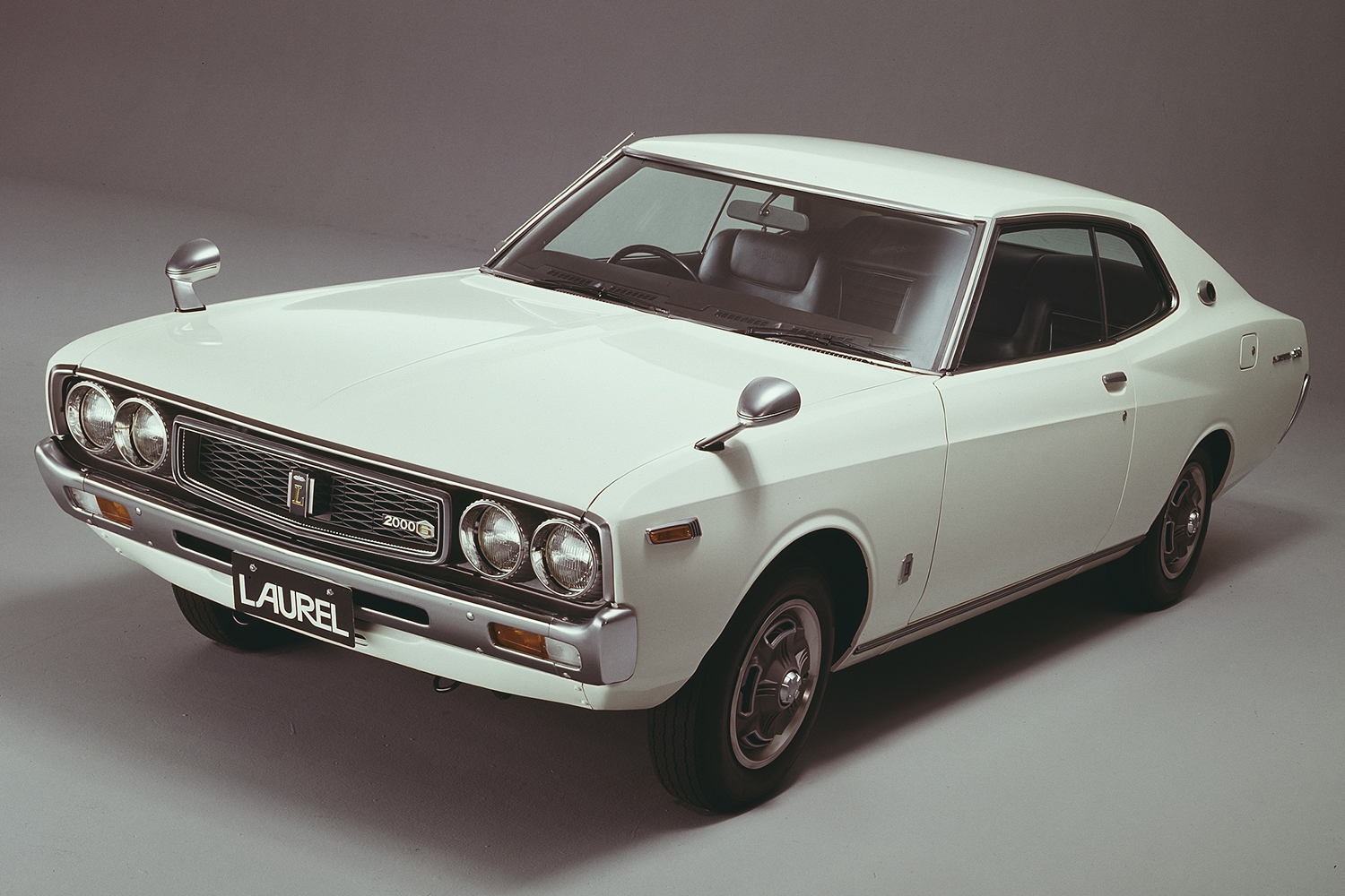 旧車 NISSAN C30 ローレル フェンダーネーム 45年