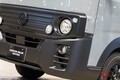 日産「丸目“スライドドア”バン」実車公開！ 全幅1.7mの4ナンバー「ちょうどいいサイズ」で「GT-R」の精悍グレー採用！ 「キャラバン」ベースのゴードンミラー“車中泊”カスタムモデル「GMLVAN V-02」実車展示