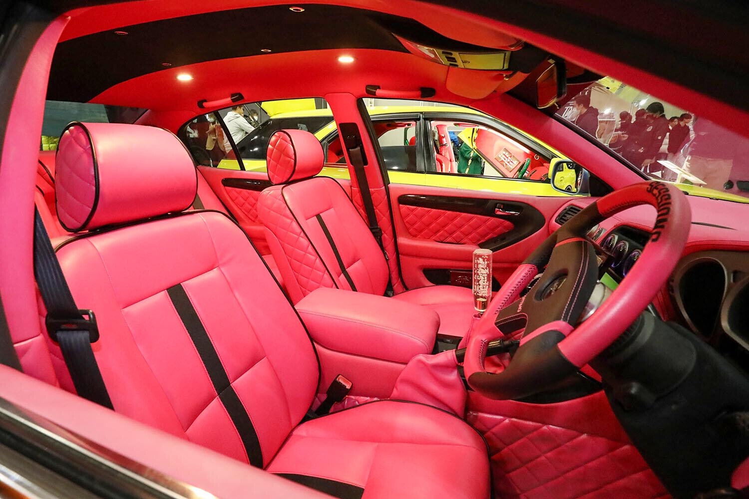 18年かけて辿り着いたトヨタ「アリスト」は、ショッキングピンクの内装でド派手コーデ！ こだわりのブリフェン加工とBBSホイールの組み合わせも絶妙