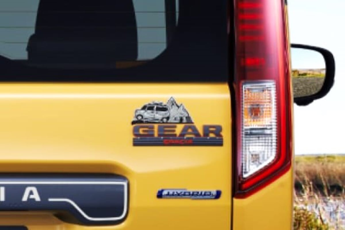 スズキ新型「スペーシア“ギア”」初公開！ 「スペーシア」と何が違う!? 「タフでオシャレ」な精悍「軽SUVワゴン」ついに登場へ