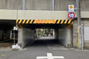 トヨタ ヴェルファイア は徐行せよ！ 桁下2.0mの低いガード…東武線・東向島～鐘ヶ淵