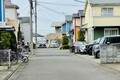 そういや見かけるけど「意味」は知らなかった……なんて人多数！　道路に埋め込まれた「謎のネジ」のような物体の正体とは