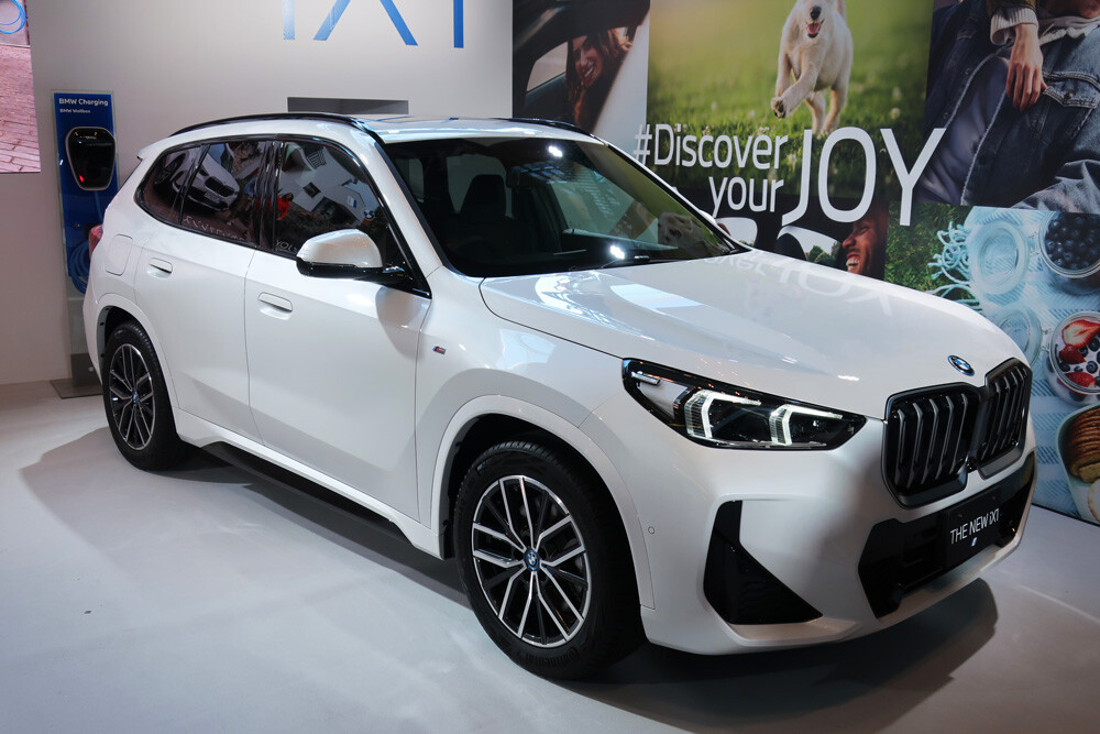 BMWの新型EV「iX1」日本発売　航続距離465kmの四輪駆動SUV　価格/スペックは？