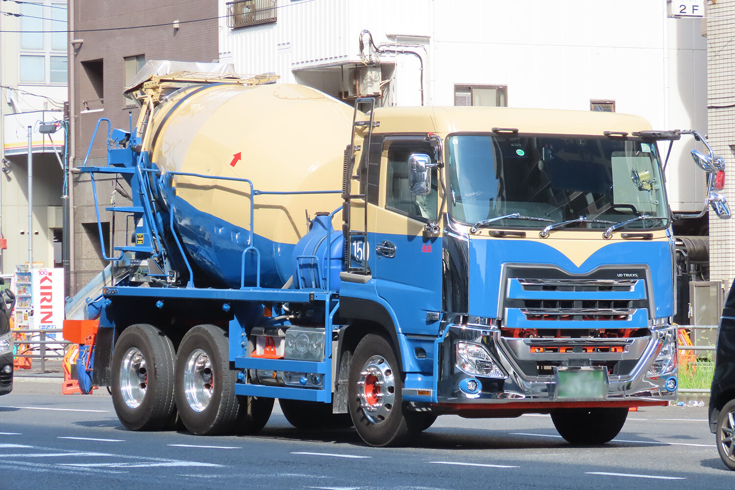 現場到着までのタイムリミットは90分……それを過ぎたら使えない！　ミキサー車の運ぶ「生コン」は文字どおり鮮度が命のナマモノだった!!