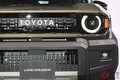 トヨタ「ちいさいランドクルーザーFJ」価格は370万円から!?「カローラクロス」よりちょっと大きい“絶妙サイズ”にラダーフレーム＆2.7Lエンジン搭載！ 26年発売の「新型本格四駆」初公開！