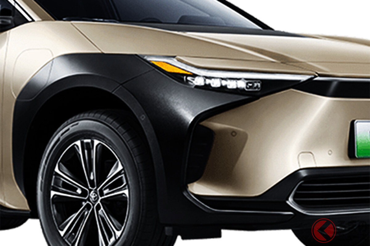 トヨタが個性ある「新型SUV」を発売！ ゴージャスな「シャンパンゴールド」採用の斬新デザインに注目！「bZ4X」を中国投入へ