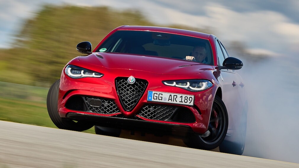 アルファロメオも駆動システムの戦略を転換！アルファロメオ ジュリアとステルヴィオはこれからも内燃エンジンモデルとして生き続ける！