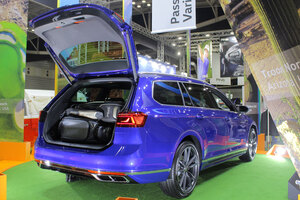 【日本初披露】VWパサート・ヴァリアント改良新型　ゴルフバッグ、何個入る？　ジャパンゴルフフェア2021