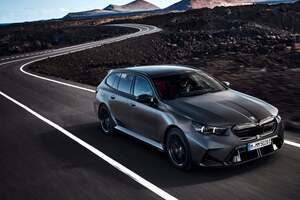BMW「M5ツーリング」日本初上陸！727馬力、M専用PHEVシステム搭載の高性能ワゴン