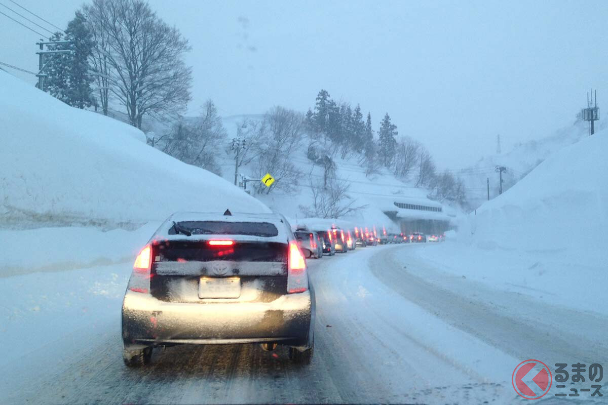 雪でクルマが立往生!? 寒い車内で「キャンプグッズ」が役に立つ！ 災害時に本当に必要なアイテムとは