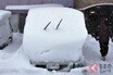 雪でクルマが立往生!? 寒い車内で「キャンプグッズ」が役に立つ！ 災害時に本当に必要なアイテムとは