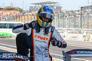 スタート直後の豪快オーバーテイクでルーキー・フラガが歓喜の初優勝。坪井はリードを『9.5』に減らし最終戦へ【第10戦決勝レポート】