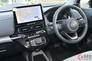 リッター34km走る「超・低燃費車」！ トヨタ「人気コンパクトカー」が大改良！ “プリウス顔”＆高級装備を新採用！ 斬新すぎるアクアの「ちいさいシフト」一体どう使うのか？