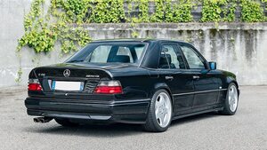 【この希少なE60なんぼ？】この日本から戻ってきた希少な「メルセデス E60 AMG」には高値がつくかもしれない　その想定落札価格は？