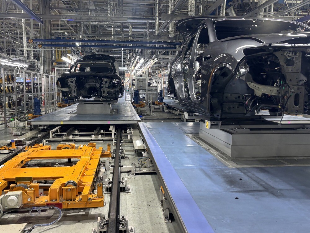 【マツダの次世代マザー工場】2027年導入予定『新EV』も混流生産！マツダCX-60/80生産の山口県防府工場を取材