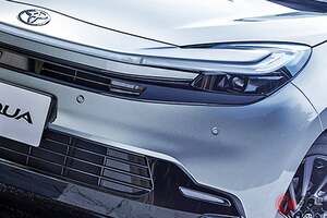 リッター34キロ！ トヨタ「新型“5人乗り”コンパクトカー」がスゴい！ “プリウス顔”×初の「新機能」搭載で「もっと快適です」！ 超進化した「新型アクア」に販売店の反響は