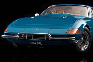 赤じゃないフェラーリがむしろイイ！フジミ製プラモ「365GTB/4デイトナ」をあえて右ハンドルで制作!!【モデルカーズ】