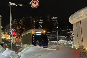 雪道で「立ち往生」なぜ発生？ 峠越え不能な車も… 「他人事ではない」いま確認すべき「必須装備と脱出術」とは