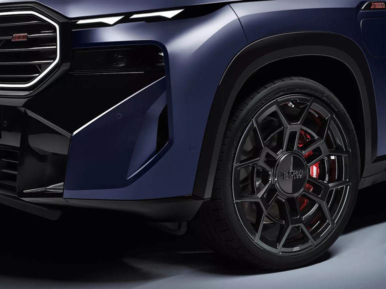 【販売苦戦】売れ行き不振のBMW「XM」が改良で方向転換。エントリーモデル廃止、1グレードに一本化