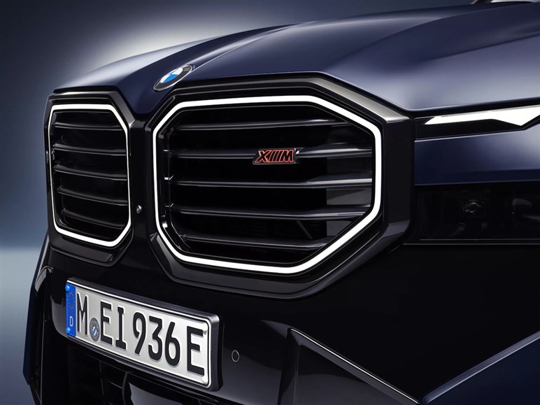 【販売苦戦】売れ行き不振のBMW「XM」が改良で方向転換。エントリーモデル廃止、1グレードに一本化
