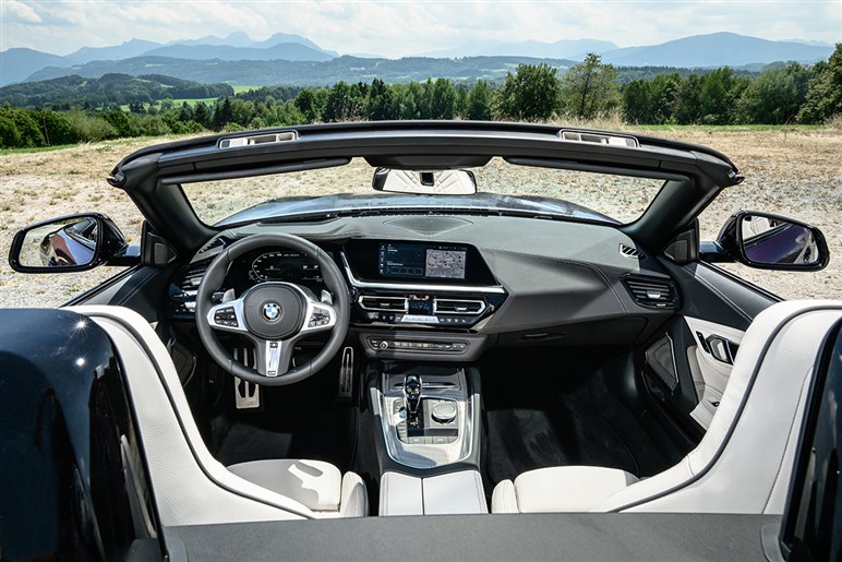 【販売苦戦】売れ行き不振のBMW「XM」が改良で方向転換。エントリーモデル廃止、1グレードに一本化