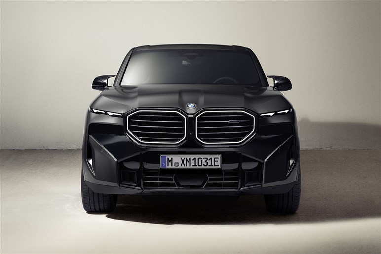 【販売苦戦】売れ行き不振のBMW「XM」が改良で方向転換。エントリーモデル廃止、1グレードに一本化