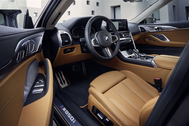【販売苦戦】売れ行き不振のBMW「XM」が改良で方向転換。エントリーモデル廃止、1グレードに一本化