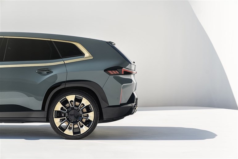 【販売苦戦】売れ行き不振のBMW「XM」が改良で方向転換。エントリーモデル廃止、1グレードに一本化