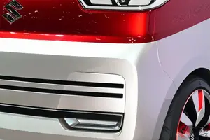 スズキ斬新「“3列”観音開きミニバン」に反響殺到！ 全長4.2m×全幅1.7mの“ちょうどいい仕様”に「絶対に欲しい」「需要にドンピシャ」の声も！ “めちゃ広ッ車内空間”もイイ「エアトライサー」に熱視線！